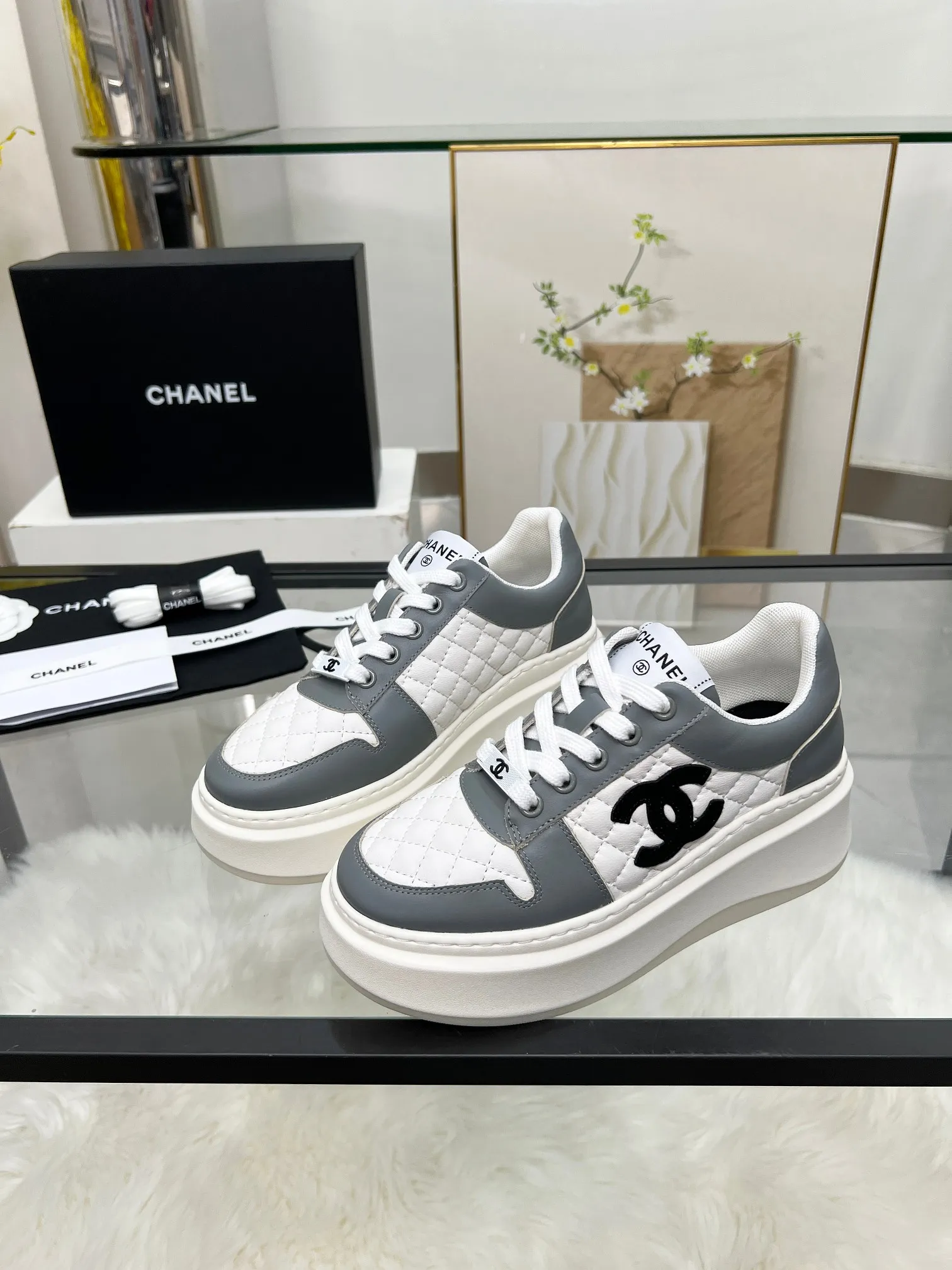 👟👟Ex-factory price 480👟👟 CHANEL 25C spring and summer new sports shoes official website is available at the same time ❤️ Counter out-of-stock kings. Major bloggers are recommending new styles on social days. This season’s new styles are simply eye-catching and look great on the feet. The casual casual sports style is refreshing and natural, interpreting Chanel’s fashionable femininity. The overall customization makes all sports models on the market at that time obsolete. This series is now available for sale! The upper is made of custom imported pebbled calf leather ➕ custom frosted calf leather. The lining is made of original one-to-one professionally customized mesh. Hardware accessories. Original full set of molds (not common in the market). Original custom molded TPU combination outsole. Height 4 cm. Women's size 35-39.
